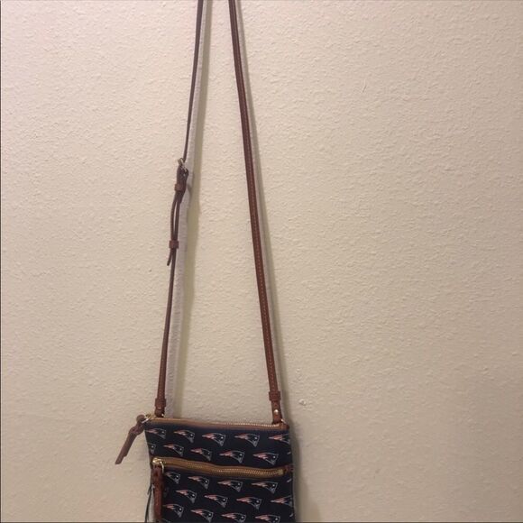 NFL NEW ENGLAND PATRIOTS DOONEY & BOURKE CROSSBODY BAG PURSE NEW - Picture 5 of 7